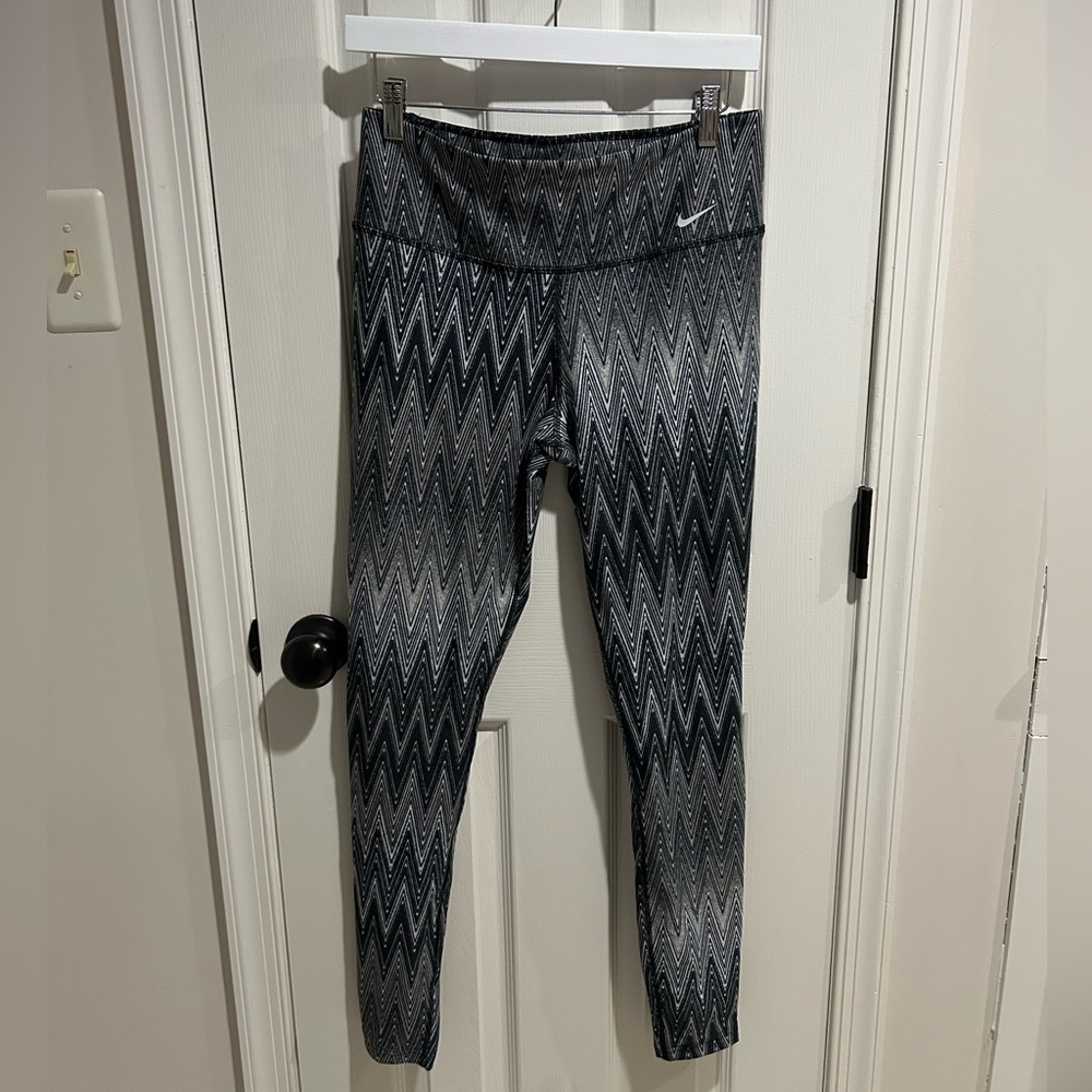 Nike Black Gray Zig Zag Chevron Stripe Legend Leggings